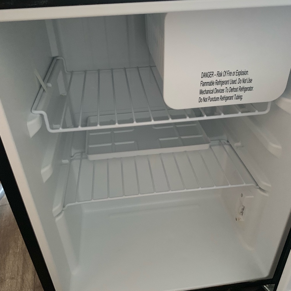 Mini Fridge - Picture 3 of 4